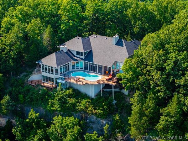 420 Cedar Crest Drive , Lake Ozark, MO 65049