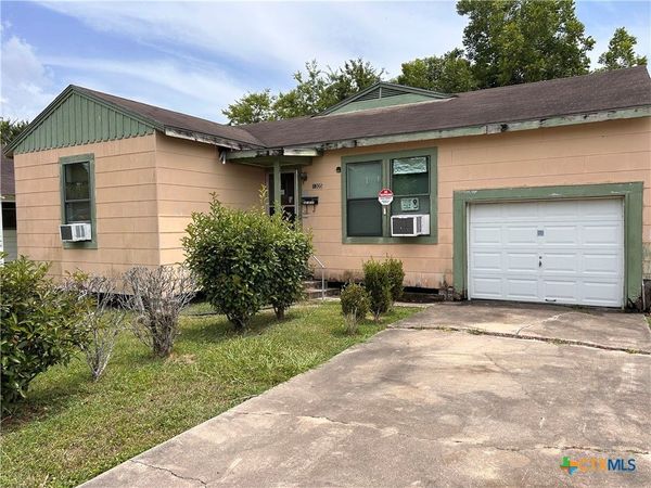 1305 E Mistletoe Avenue , Victoria, TX 77901