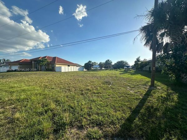 930 SW 8th PL , Cape Coral, FL 33991