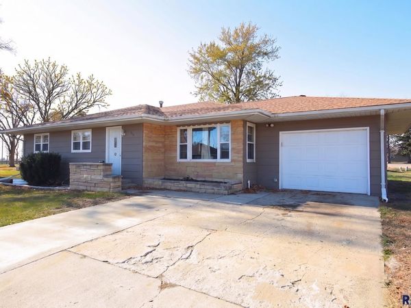 609 S Main St, Lennox, SD 57039