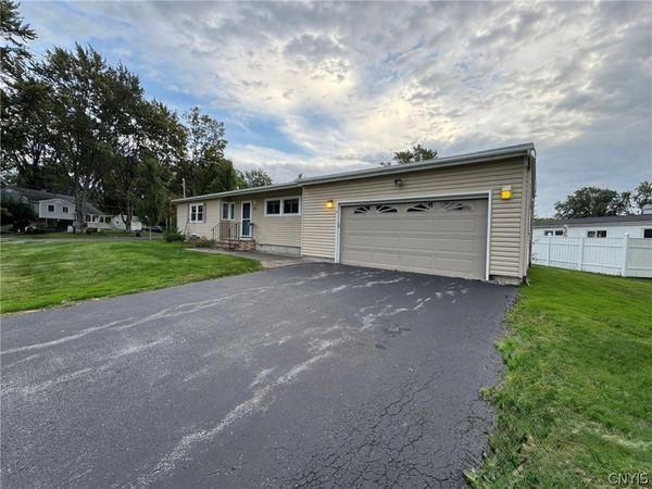 17 Gooseberry Lane , Liverpool, NY 13090