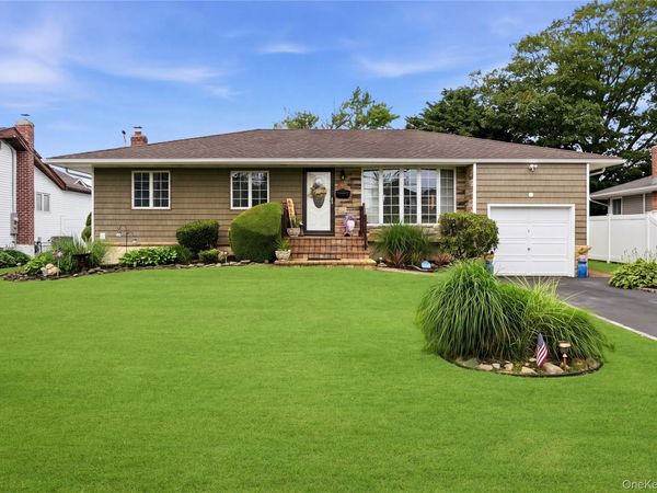 17 Mohawk Place , Massapequa, NY 11758