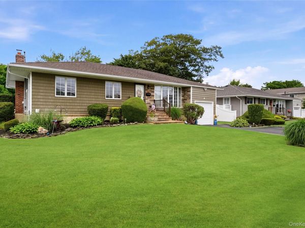 17 Mohawk Place , Massapequa, NY 11758