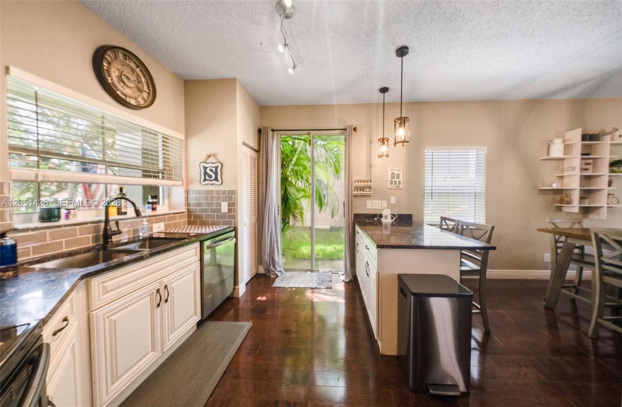 18546 NW 22nd St, Pembroke Pines, FL 33029 Photo