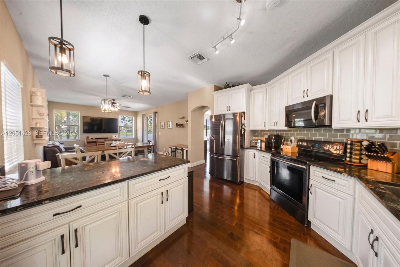 18546 NW 22nd St, Pembroke Pines, FL 33029 Photo