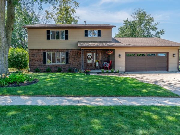 1007 Brookview Drive, De Witt, IA 52742