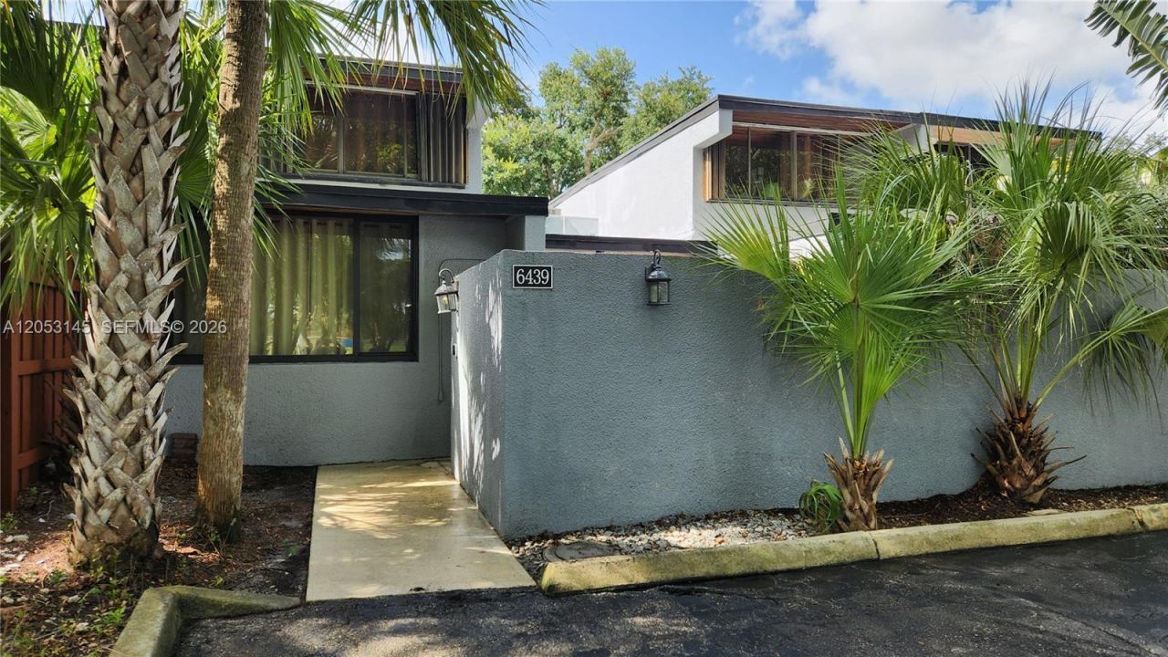 6439 Lemon Tree Ln, Miami Lakes, FL 33014 Photo