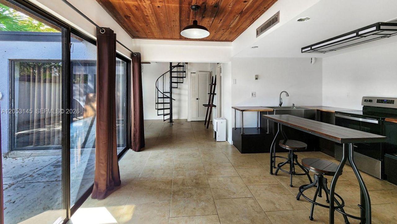 6439 Lemon Tree Ln, Miami Lakes, FL 33014 Photo