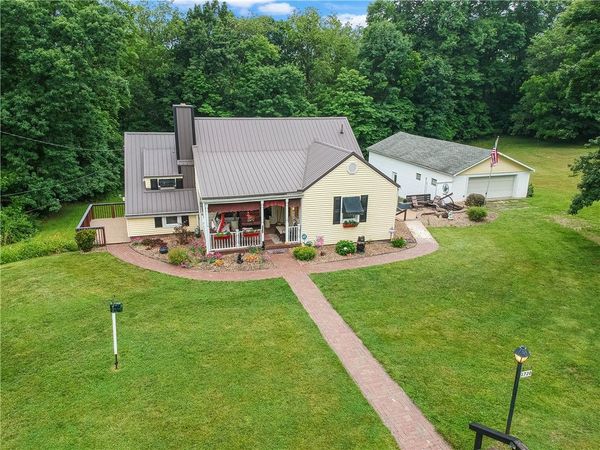 1720 Royal Dr , Ellwood City, PA 16117