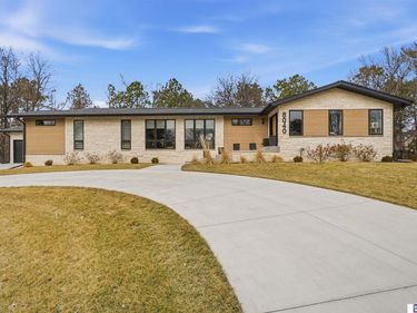 8040 Northshore Drive, Lincoln, NE 68516