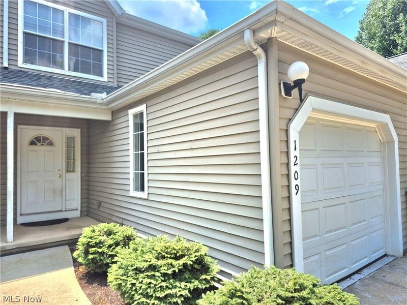 1209 Summerfield Lane NE, Warren, OH 44483 Photo 2