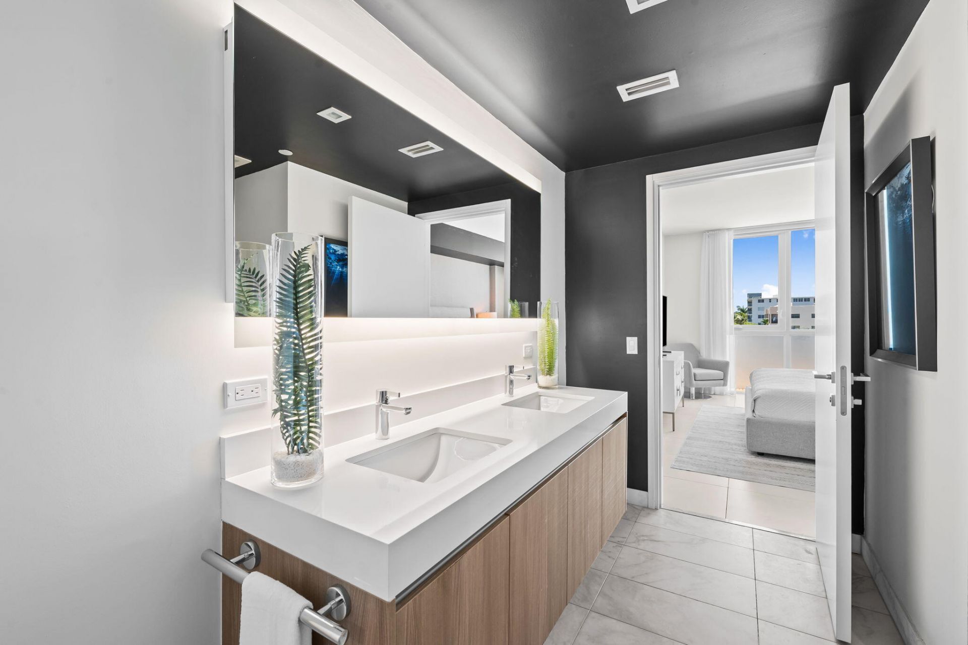 401 N Birch Road, Unit 409, Fort Lauderdale, FL 33304 Photo