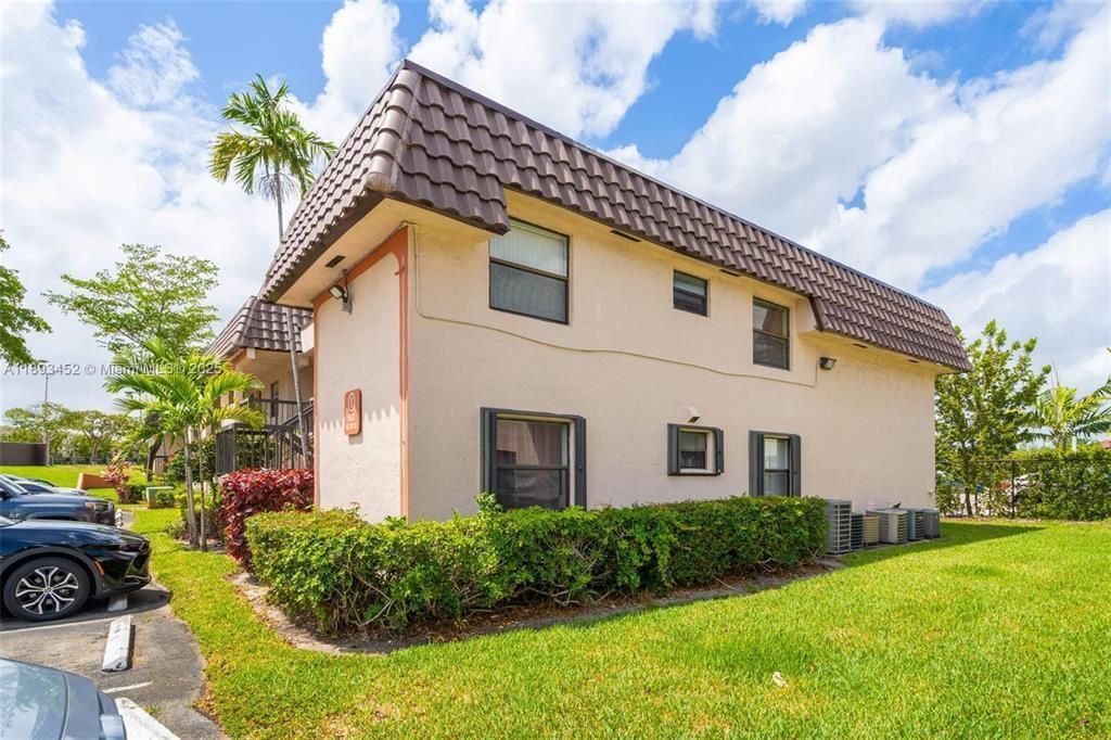 870 NE 207th Terrace, Unit 204-9, Miami, FL 33179 Photo