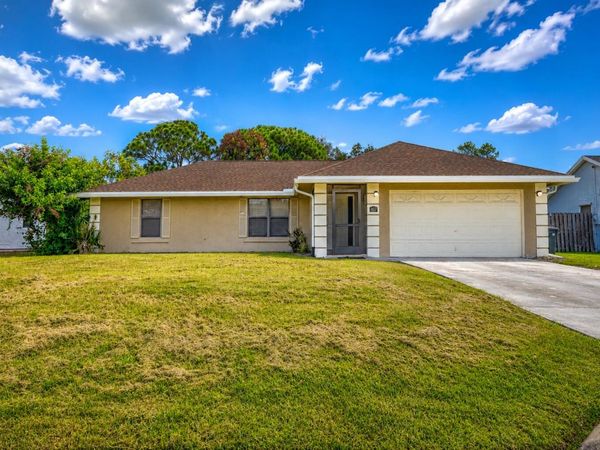 867 SE Starflower Avenue, Port St. Lucie, FL 34983
