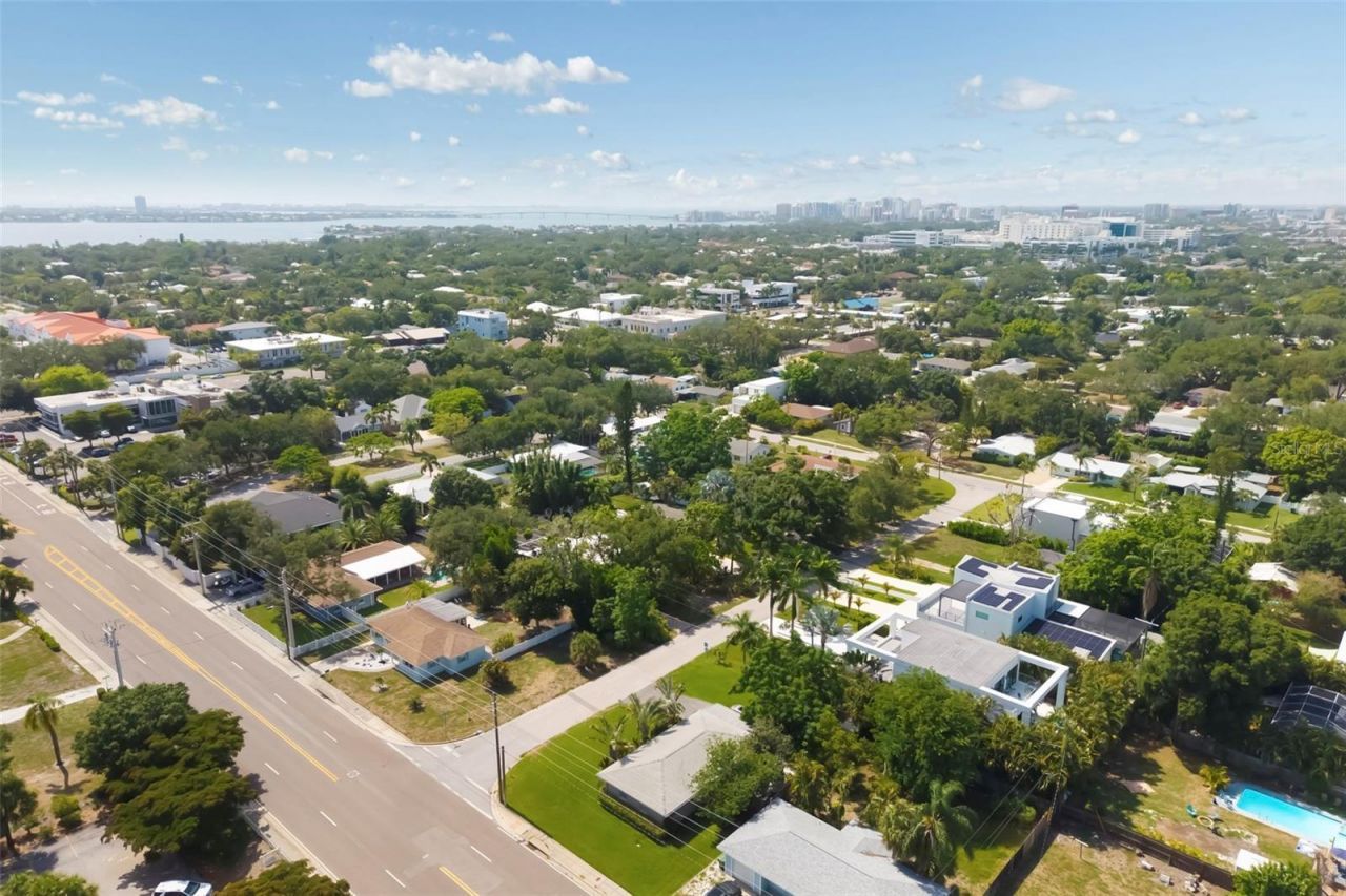 2742 S East Avenue , Sarasota, FL 34239 Photo