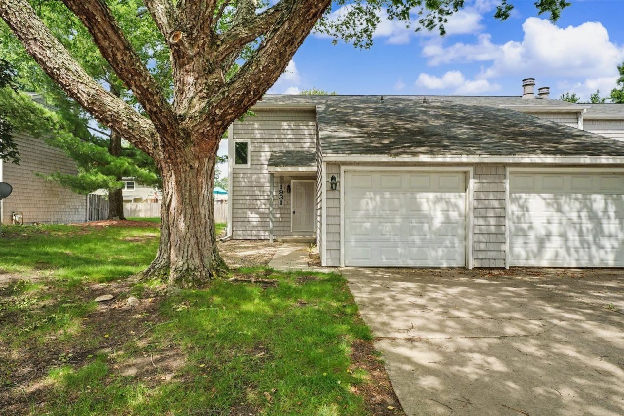 1931 Blackthorn Drive , Champaign, IL 61821