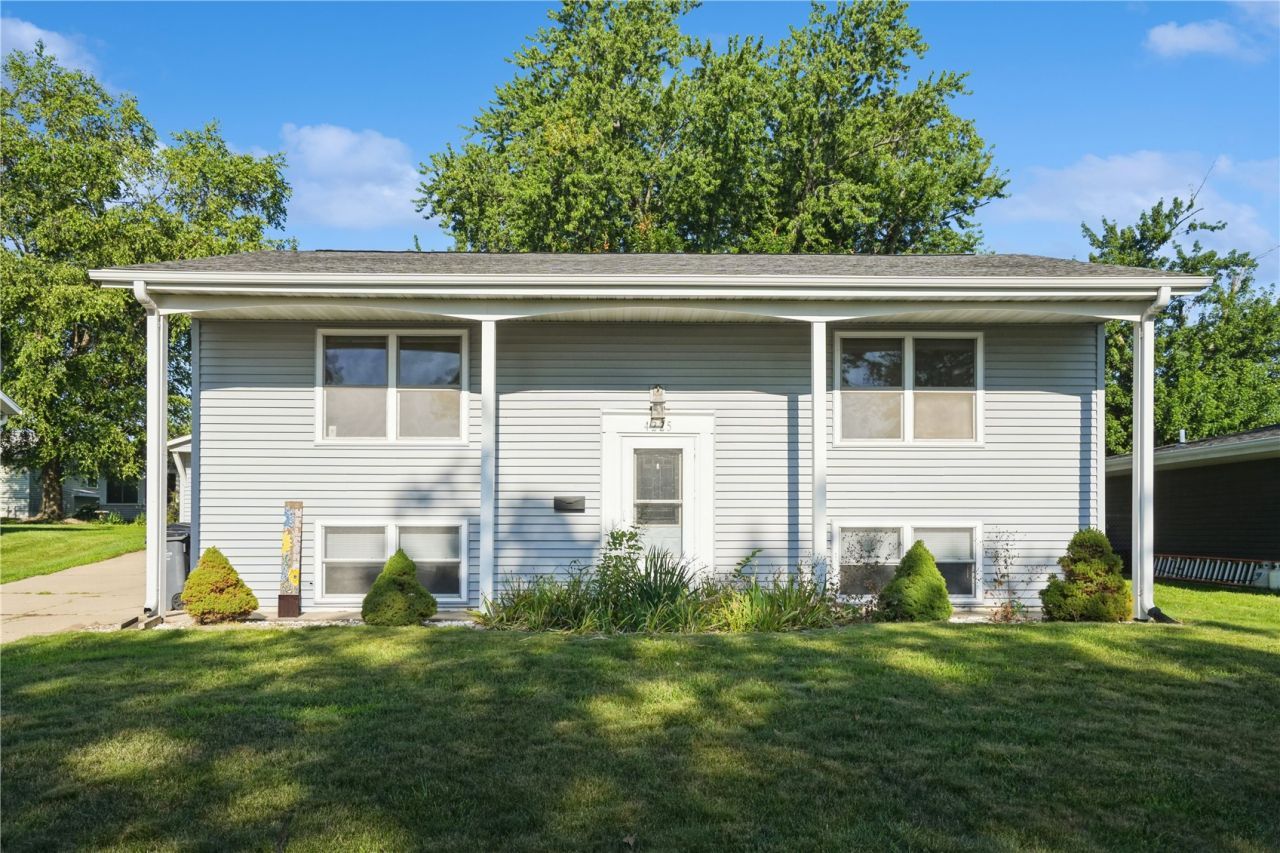 4225 Pineview Dr Ne, Cedar Rapids, IA 52402 Main Photo