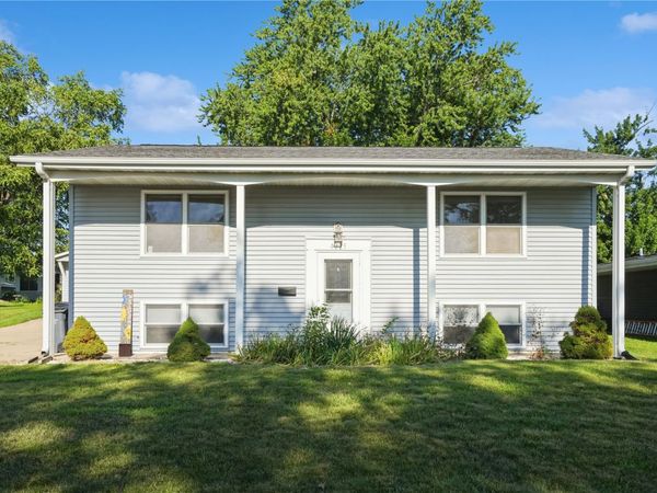 4225 Pineview Dr NE , Cedar Rapids, IA 52402