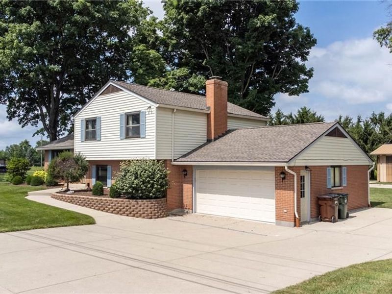 8663 Crestway Road, Clayton, OH 45315 Photo 2