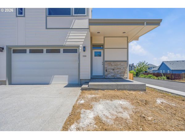200 Black Hawk CT, Columbia City, OR 97018