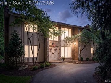 5863 Seville Circle, Orchard Lake Village, MI 48324