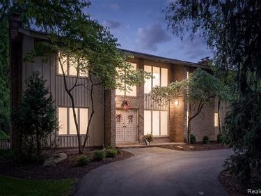5863 Seville Circle, Orchard Lake Village, Mi 48324