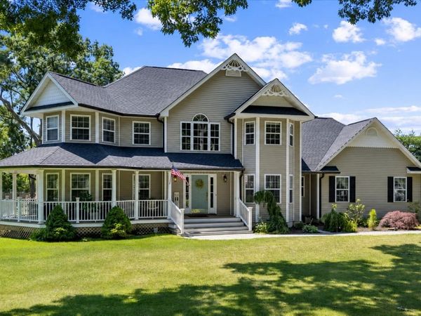 16 Crest Hollow Lane , Manorville, NY 11949