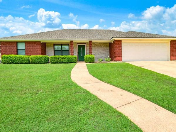 140 SE 49th Street, Paris, TX 75462