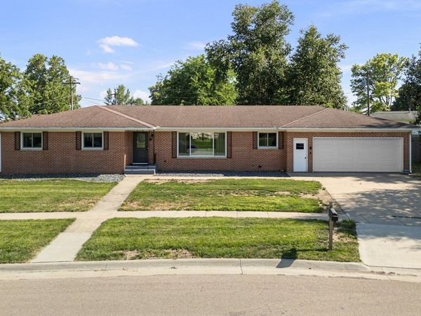 205 11th Avenue , De Witt, IA 52742