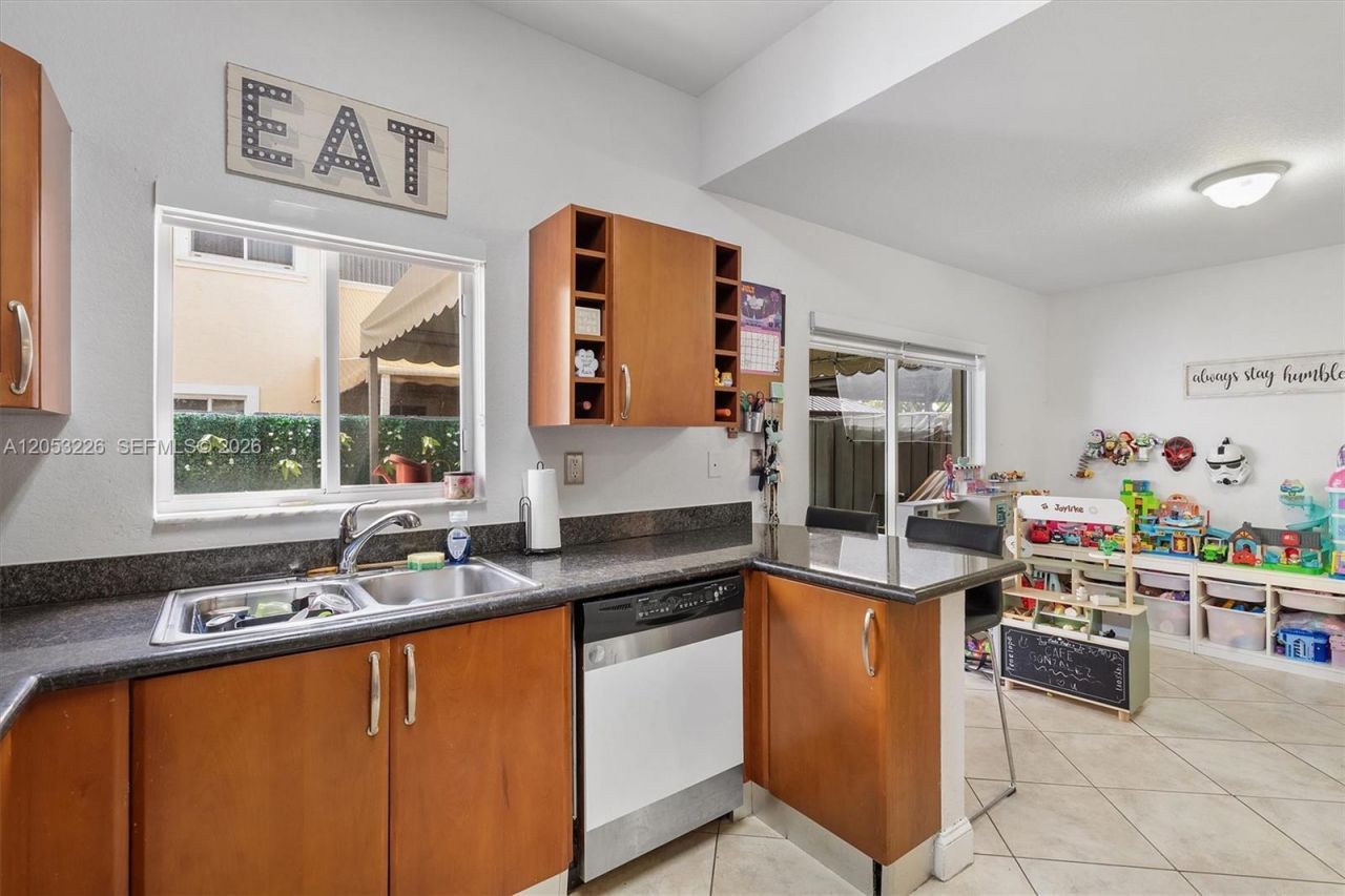 7478 NW 180th Ter , Hialeah, FL 33015 Photo