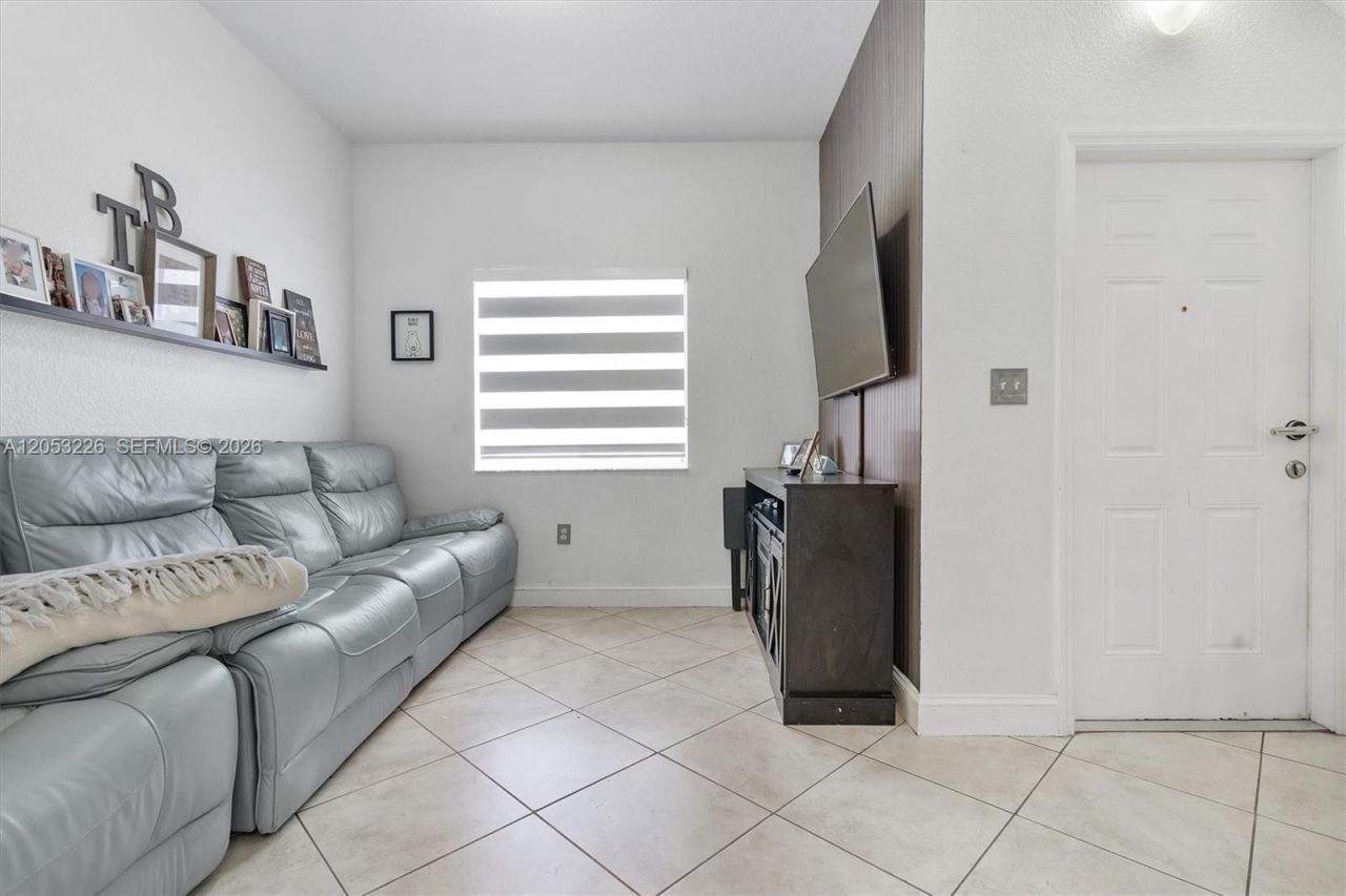 7478 NW 180th Ter , Hialeah, FL 33015 Photo