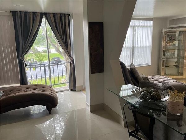 3690 INVERRARY Drive, Unit 2Z, Lauderhill, FL 33319