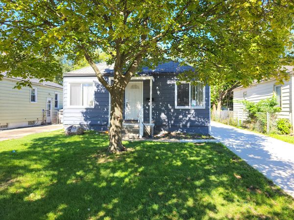 19453 Roscommon Street, Harper Woods, MI 48225