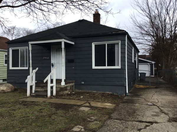 19453 Roscommon Street, Harper Woods, MI 48225