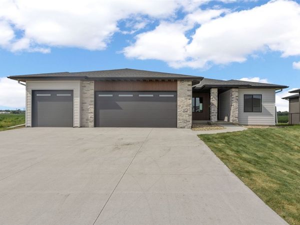 317 Hackberry Drive, Palo, IA 52324