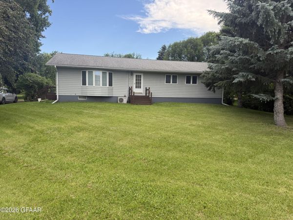 362 MOORHEAD Street W, Pembina, ND 58271