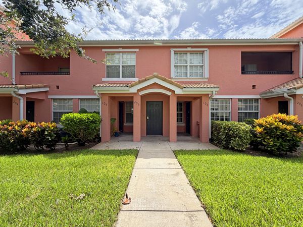 138 SW Peacock Boulevard, Unit 20-106, Port St. Lucie, FL 34986