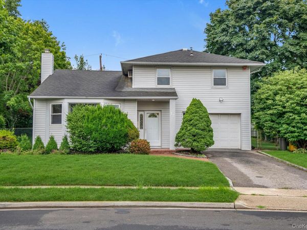 17 Fresno Drive , Plainview, NY 11803