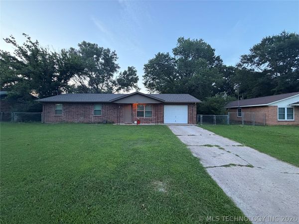 501 W Creek Drive , Okmulgee, OK 74447