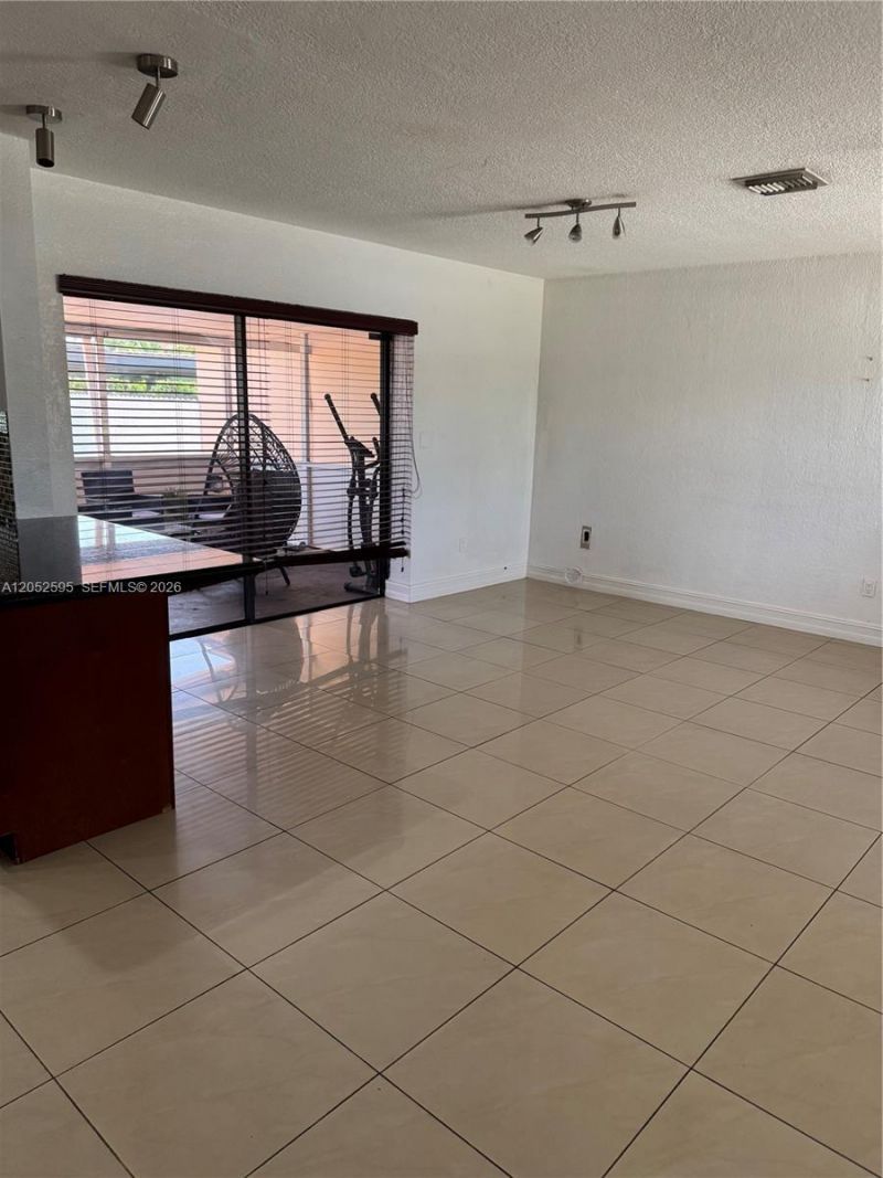 8240 NW 181st St, Unit 1, Hialeah, FL 33015 Photo