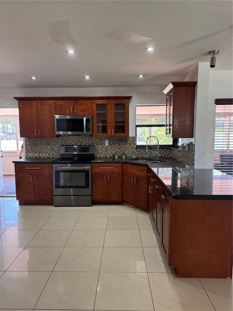 8240 NW 181st St, Unit 1, Hialeah, FL 33015 Photo