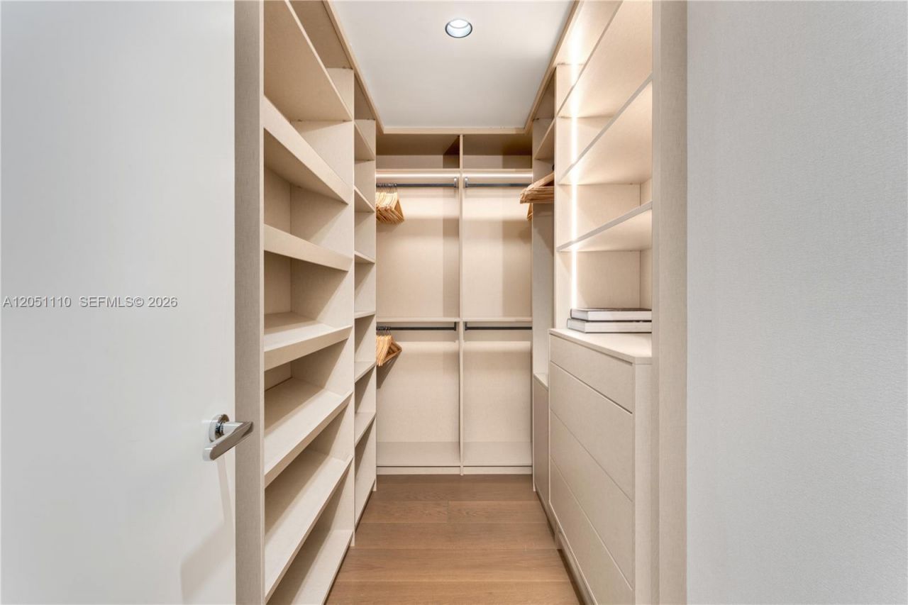 4701 N Meridian Ave , Unit 421, Miami Beach, FL 33140 Photo