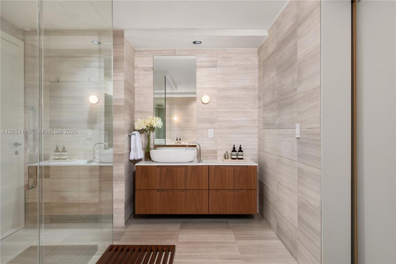 4701 N Meridian Ave , Unit 421, Miami Beach, FL 33140 Photo