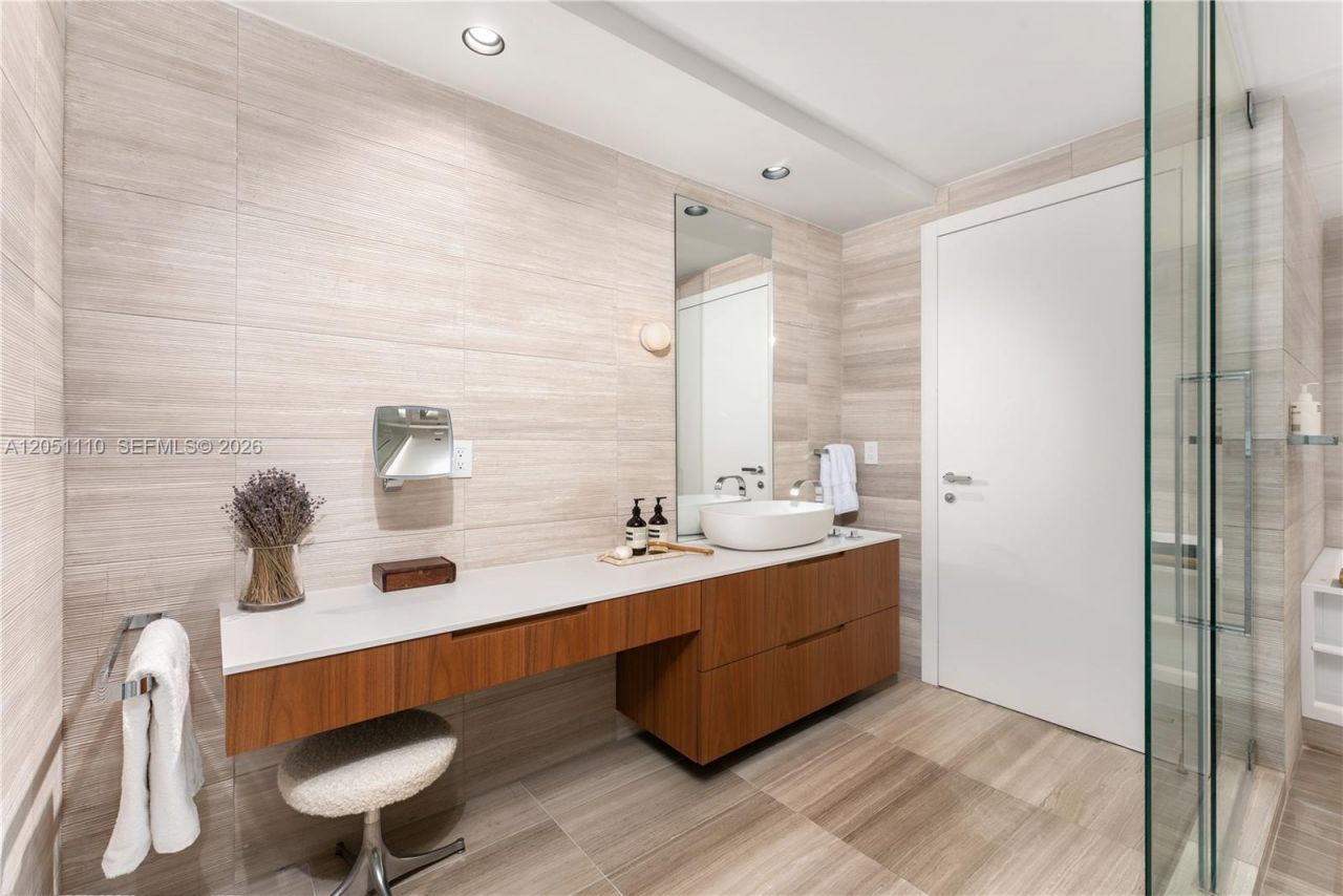 4701 N Meridian Ave , Unit 421, Miami Beach, FL 33140 Photo