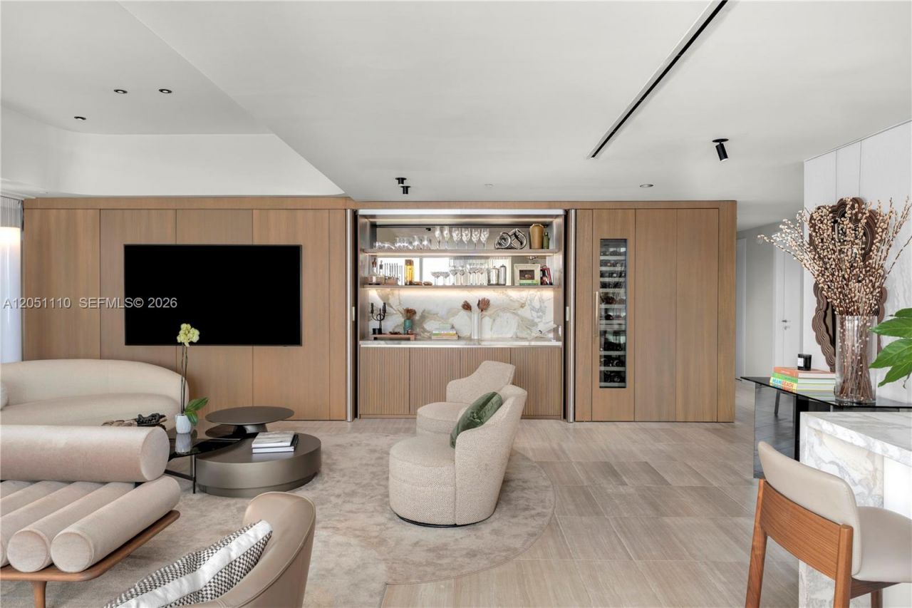 4701 N Meridian Ave , Unit 421, Miami Beach, FL 33140 Photo