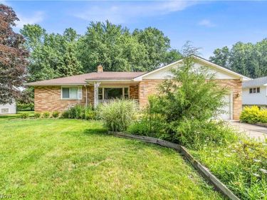 5805 Williamsburg Drive, Highland Heights, OH 44143