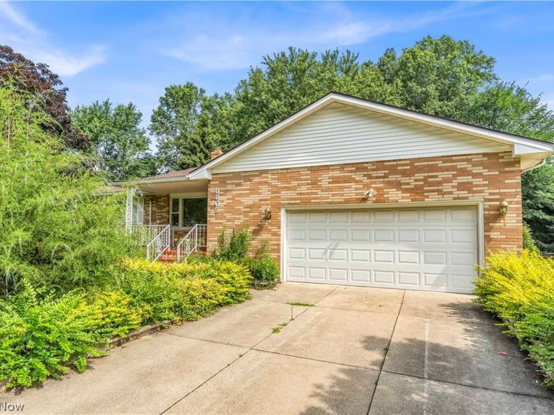 5805 Williamsburg Drive, Highland Heights, OH 44143 Photo 2