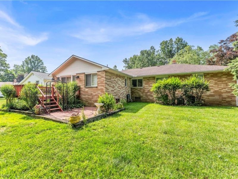 5805 Williamsburg Drive, Highland Heights, OH 44143 Photo 4