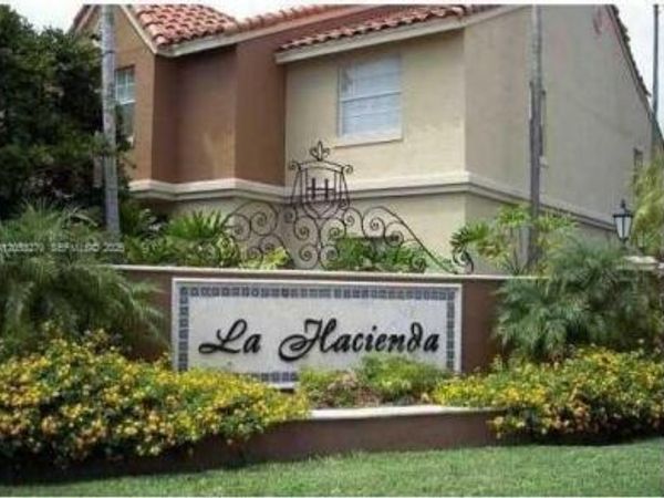 18304 NW 68th Ave, Unit M, Hialeah, FL 33015