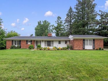 1151 Peveril Road, Bloomfield Hills, MI 48304
